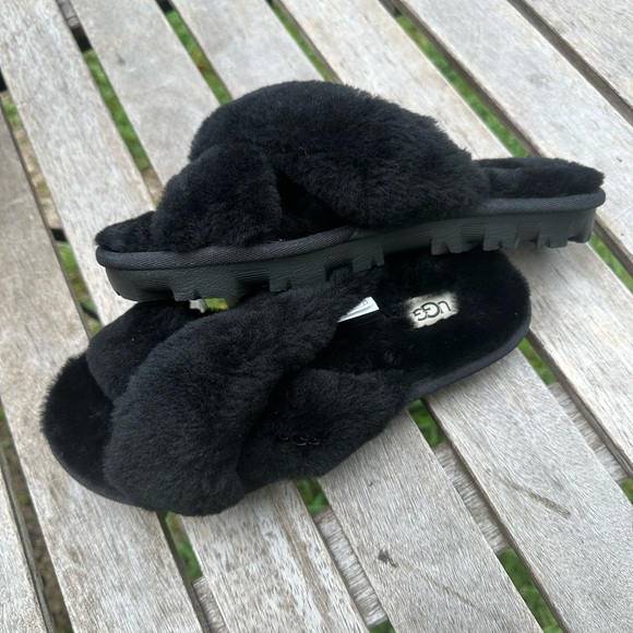Women’s UGG flip flops,size 6,real sheep fur,black - Picture 2 of 7